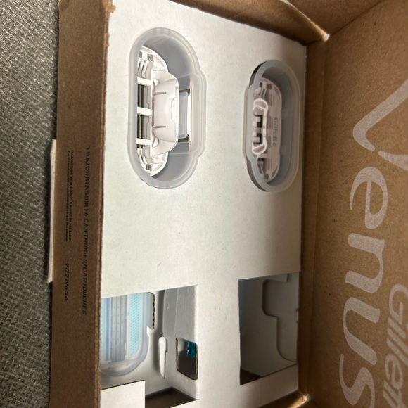 VENUS Razor Cartridges with White and Blue Accents - Picture 2 of 2